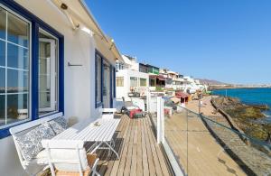 プラヤ・ブランカにあるCasa Lola y Elena - Playa Blanca, Lanzaroteの海の景色を望むバルコニー(椅子付)