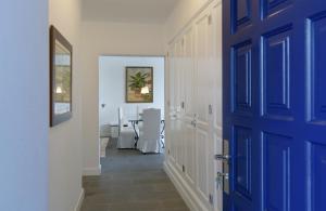 einen Flur mit blauer Tür und einem Tisch in der Unterkunft Casa Lola y Elena - Playa Blanca, Lanzarote in Playa Blanca