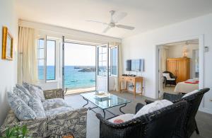 sala de estar con vistas al océano en Casa Lola y Elena - Playa Blanca, Lanzarote, en Playa Blanca