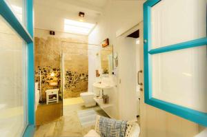 y baño con ducha, aseo y lavamanos. en La Casa de las Salinas, en Punta Mujeres