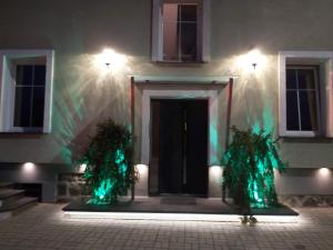 einer Eingangstür eines Gebäudes mit grüner Beleuchtung in der Unterkunft Pod Lwem in Kościerzyna