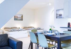 sala de estar con mesa y sillas en HITrental Zur Metzgern Apartments en Luzern