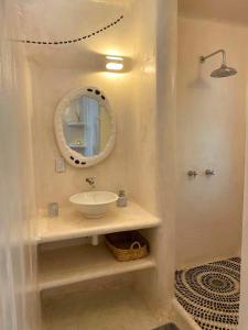 布塞里亞斯的住宿－El Sho - Hotel boutique，一间带水槽和镜子的浴室