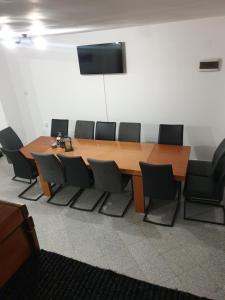 una sala de conferencias con mesa de madera y sillas en Casa Sandu-Sadova, en Sadova