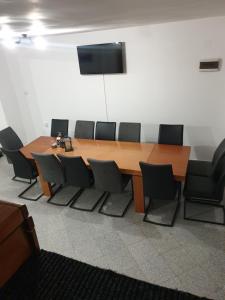 ein Konferenzraum mit einem Holztisch und Stühlen in der Unterkunft Casa Sandu-Sadova in Sadová