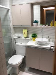 un baño con inodoro y lavabo en Flat Resort Beira Mar Porto de Galinhas, en Ipojuca