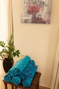 una pila de almohadas azules sobre una mesa con una planta en Villa Thalassa with private pool en Coral Bay