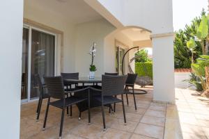 Patio nebo venkovní prostory v ubytování Villa Thalassa with private pool