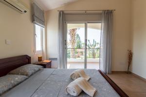 1 dormitorio con 1 cama con toallas en Villa Thalassa with private pool en Coral Bay