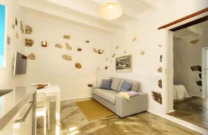 a living room with a couch and a table at La Casa de las Salinas in Punta de Mujeres