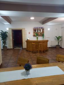 una habitación con una mesa y sillas y un bar en Pensiunea Mario, en Moieciu de Sus