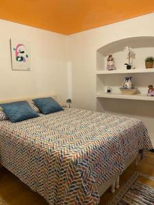 een slaapkamer met een bed met blauwe kussens erop bij Casa Rural El Limonero in Villanueva de la Serena