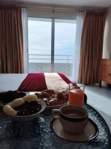 un tavolo con un piatto di cibo in cima a una stanza di Seaview Studio with beach access Hua Hin KhaoTao a Ban Bo Kaeo