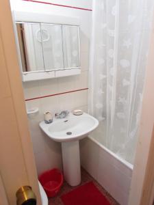 A bathroom at ALEGRIA ID33