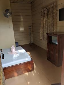 Un pat sau paturi într-o cameră la Phanyro Motel