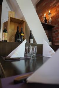 un tavolo con tovaglioli di carta e bottiglie di vino di ASADOR a Netphen