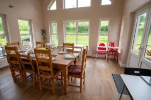 Khu vực ghế ngồi tại Kilskeery Lodge, modern country house with hot tub