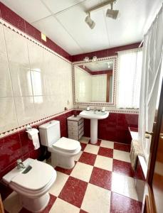 uma casa de banho com um WC e um lavatório em Calle Valenzuela 9 La Rambla em La Rambla