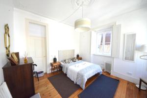 um quarto com uma cama com um tapete azul em The Color Hostel em Lisboa
