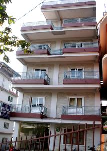 un edificio con balcones en un lateral en HOTEL LUMA INN, en Pokhara