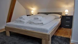 a bed with white towels on top of it at Wohlfühlen in der Bauhausstadt Dessau mit Netflix in Dessau