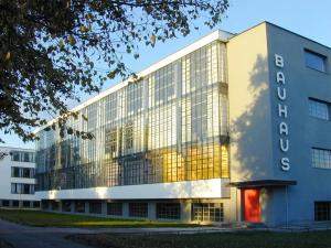 a large building with a lot of windows at Wohlfühlen in der Bauhausstadt Dessau mit Netflix in Dessau