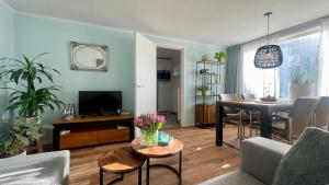 sala de estar con mesa y comedor en Strandhuis Everts, en Egmond aan Zee