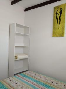 a bedroom with a bed and a painting on the wall at La Casa Blanca Departamento 1 piscina temperada in Coquimbo +70 photos