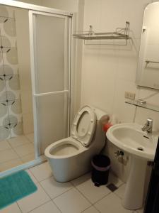 台東市的住宿－Liyar House，浴室配有卫生间、盥洗盆和淋浴。