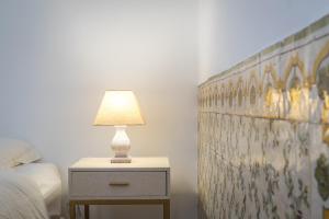 una lampada su un comodino accanto a un letto di Santa Justa Prime Guesthouse a Lisbona