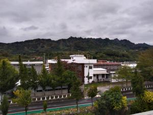 vista su un edificio con una montagna sullo sfondo di Liyar House a Città di Taitung