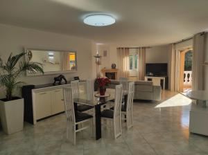 Villa Chantilly في سانت رافائيل: مطبخ وغرفة معيشة مع طاولة وكراسي