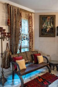 ein Wohnzimmer mit einem Sofa und einem Fenster in der Unterkunft VESTA - Mokattam Residence in Kairo