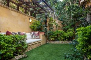 einen Garten mit einer Couch auf dem Rasen in der Unterkunft VESTA - Mokattam Residence in Kairo