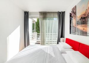 ein Schlafzimmer mit einem weißen Bett und einem Fenster in der Unterkunft Hermosa Luxury Apartment in Split