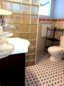 ein Bad mit einem Waschbecken und einem WC. in der Unterkunft Kosciuszko Apartment in Muszyna