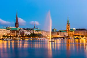 a view of a city at night with a river at Ferienwohnungen mitten in Hamburg in Hamburg