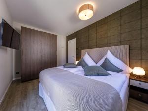 ein Schlafzimmer mit einem großen weißen Bett mit zwei Kissen in der Unterkunft Ferienwohnung Seesinn in Wustrow