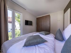 ein Schlafzimmer mit einem Bett mit Kissen und einem Fenster in der Unterkunft Ferienwohnung Seesinn in Wustrow