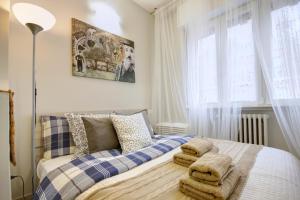 een slaapkamer met een bed met handdoeken erop bij MilanRentals - Charlie Apartment in Milaan