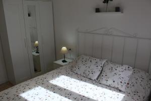 Łóżko lub łóżka w pokoju w obiekcie Apartamento Calle Huelva by CasaTuristica