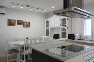 Kuchnia lub aneks kuchenny w obiekcie Apartamento Calle Huelva by CasaTuristica