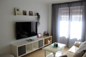 TV a/nebo společenská místnost v ubytování Apartamento Calle Huelva by CasaTuristica