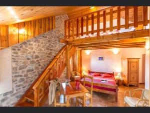 - une chambre avec un lit et un escalier dans une maison dans l'établissement Chambres d'hôtes l'Abondance, à Pont-du-Fossé