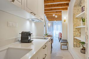 A kitchen or kitchenette at Casa Del Balsamo