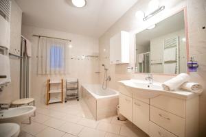 Ένα μπάνιο στο Apartment Carolina +42 φωτογραφίες