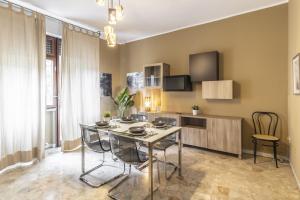 eine Küche mit einem Tisch und Stühlen im Zimmer in der Unterkunft MilanRentals - Vigliani Apartments in Mailand