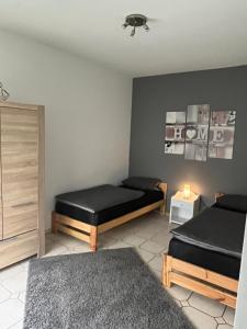 a bedroom with two beds in a room at Ferienwohnung Staufenberg in Staufenberg