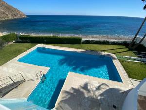 una piscina con vistas al océano en Apartamento Nautilus Beach, en Carboneras