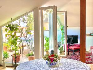 a room with a table with a vase of flowers on it at Zorab&b in Breganzona